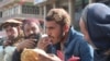د افغانستان په خوست ولايت کې يو مزدور د کار په تمه ناست د غرمې ډوډۍ خوري (انځور له ارشیفه) 