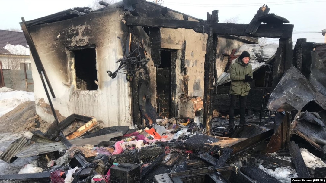 На месте пожара, в котором погибли пятеро детей. Астана, 4 февраля 2019 года.