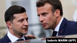 Президент Украины Владимир Зеленский (слева) и президент Франции Эммануэль Макрон, Париж, 17 июня 2019 года 