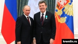 Президент Росії Володимир Путін (ліворуч) і нагороджений медаллю Пушкіна народний депутат України Сергій Ківалов, один зі співавторів «мовного закону Ківалова-Колесніченка». Москва, Кремль, 22 лютого 2013 року