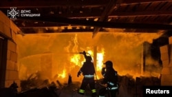 Пожежники працюють на місці російського удару в Сумській області, 28 березня 2025 року