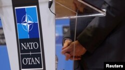 Напередодні переговорів генеральний секретар НАТО Єнс Столтенберґ висловив сподівання, що Сполучені Штати продовжуватимуть підтримувати Україну