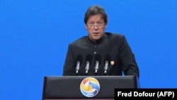 عمران خان غونډې ته د وینا پر مهال 