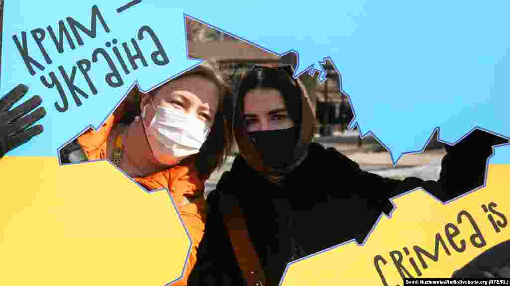 9 березня 2014 року багато кримчани в різних містах півострова виходили до пам'ятників Шевченку, виступаючи проти окупації Криму Росією