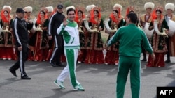 Türkmenistanyň prezidenti Gurbanguly Berdimuhamedow ýapyk binalarda geçirilmeli V Aziýa söweş sungaty oýunlaryna taýýarlyk çärelerine gatnaşýar. 2016-njy ýylyň 5-nji maýy.