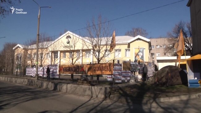 Філія «Сбербанку» у Запоріжжі припинила роботу через блокування (відео)
