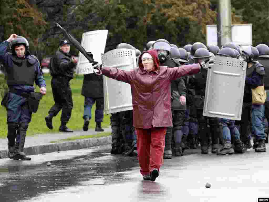 Площадь Ала-Тоо. 7 апреля 2010 года. 