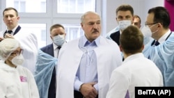 А.Лукашенко Минсктеги оорукана дарыгерлери менен. 