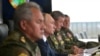 Президент Росії Володимир Путін (у центрі), міністр оборони Сергій Шойгу (ліворуч) і начальник Генерального штабу Збройних сил Росії Валерій Герасимов (праворуч) спостерігають за військовими навчаннями у вересні 2021 року