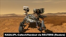 У NASA додали, що марсохід «живий», тобто передає сигнали на Землю. Він також надіслав перше фото поверхні планети