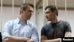 Олексій Навальний (ліворуч) і його брат Олег Навальний (праворуч) у залі суду. Москва, 30 грудня 2014 року