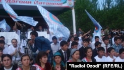 Таҷлили рӯзи ҷавонон дар деҳаи Чоркӯҳи Исфара. 21 маи соли 2012