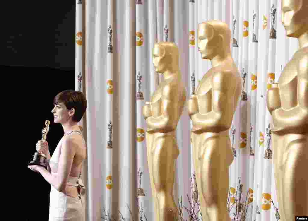 Anne Hathaway sa osvojenim Oscarom za najbolju žensku sporednu ulogu, Hollywood, 24. februar 2013. Foto: REUTERS / Mike Blake