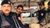 منظور پشتين تر دې مخکې هم څو ځل نیول شوی دی. دا یې د ۲۰۲۰ کال تصویر دی چې پولیس یې زندان ته بیایي. 