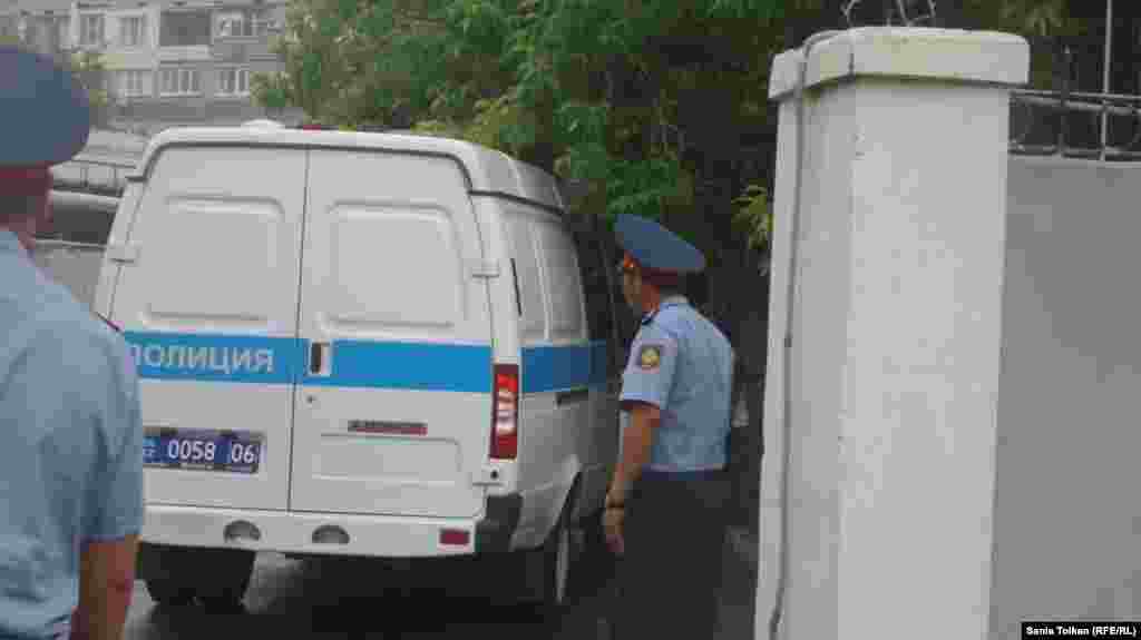 Гражданских активистов Макса Бокаева и Талгата Аяна привезли на суд в этой полицейской машине. 