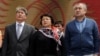 2010-жылдагы Убактылуу өкмөттүн мүчөлөрү: Алмазбек Атамбаев, Роза Отунбаева жана Өмүрбек Текебаев. 