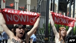Дві з трьох активісток FEMEN під час протесту в Тунісі 29 травня 2013 року, за який їх судили і нині звільнили