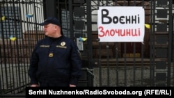20 мая Верховная Рада одобрила закон, который расширяет трактовку военных преступлений во время вооруженных конфликтов и ввел понятие «преступления против человечности»