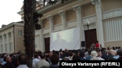 На 19 часов возле здания Абхазской филармонии был намечен просмотр видеоролика с интервью Тенгиза Китовани «Московской правде»