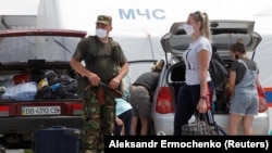 На блокпосту бойовиків Оленівка люди прямують на підконтрольну Україні територію, 25 червня 2020 року 