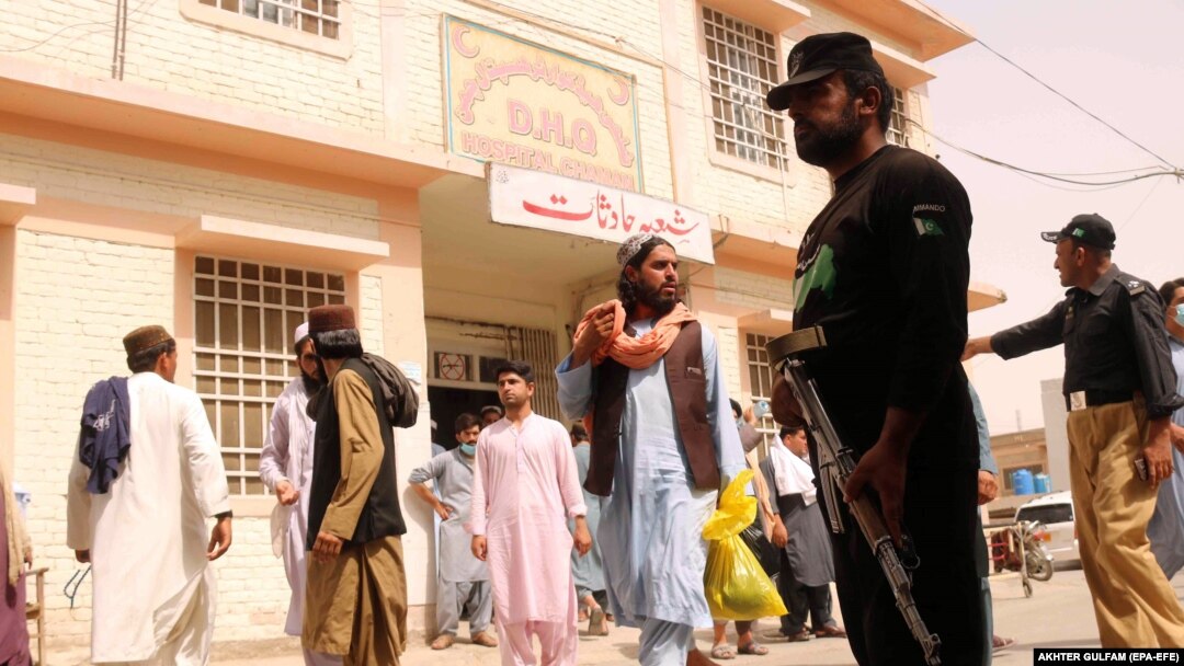 په چمن کې امنیتي سرتېري د روغتون د بیړنیو روغتیايي خدماتو بهر پهره کوي - پخوانی انځور.