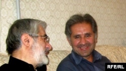 میرحسین موسوی (چپ) به همراه خواهرزاده خود، علی حبیبی موسوی، که محسن مخملباف می‌گوید ترور شده است. 