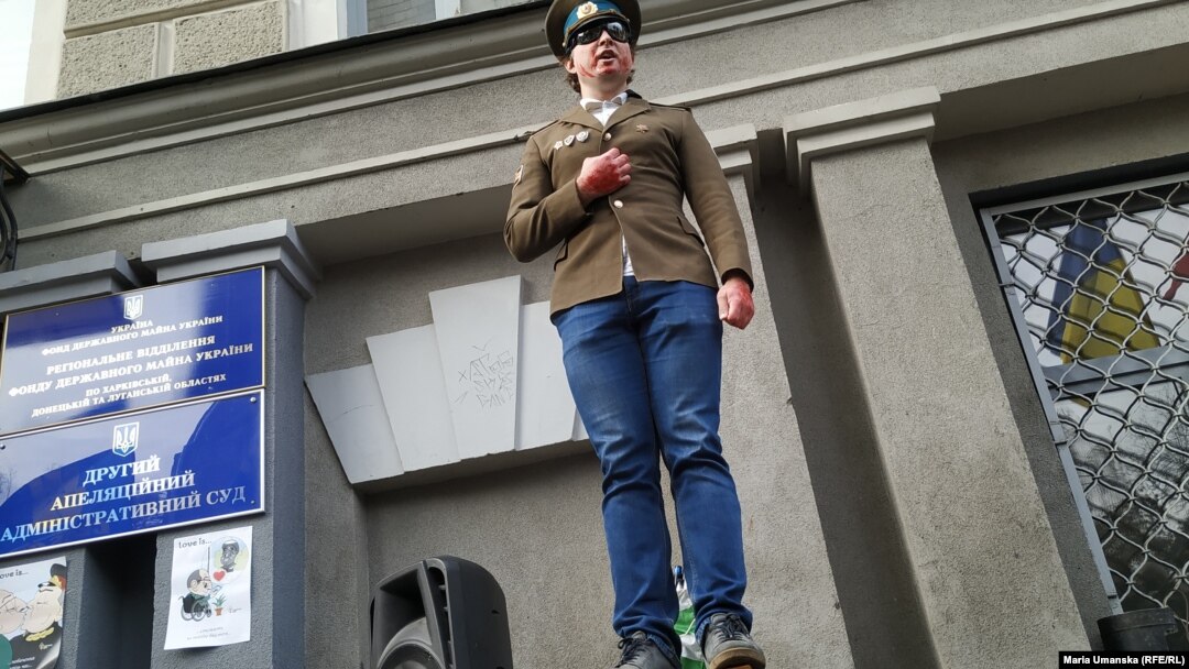 Учасник акції проти проспекту Жукова біля суду в Харкові, 8 листопада 2019 року