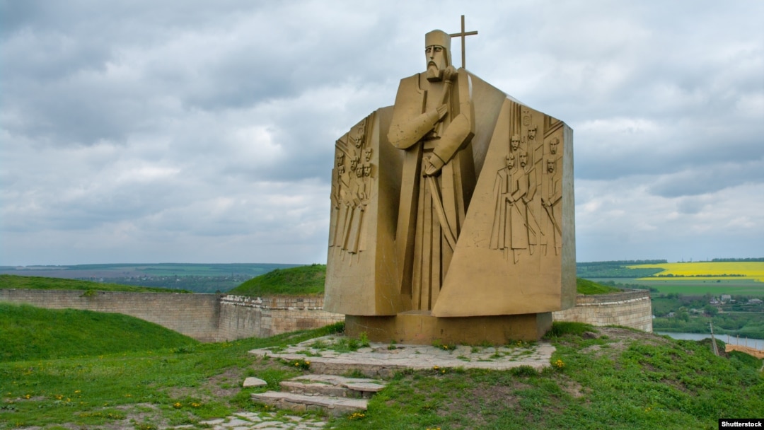 Пам’ятник гетьману Петру Сагайдачному в Хотині. Монумент відкрили в 1991 році, в рамках святкування 370 років від дня Хотинської битви 1621 року