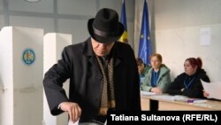 На выбарчым участку падчас другога туру прэзыдэнцкіх выбараў у Малдове