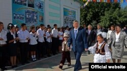Президент Алмазбек Атамбаев на церемонии начала учебного года в СШ №82 в жилмассиве
"Ала-Тоо", Бишкек, 3 сентября 2013 года.