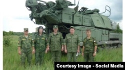 Військовослужбовці 53-й зенітно-ракетної бригади на тлі установки «Бук»