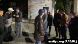 Aktiwistler 29-njy sentýabrda saklanandan soň, olaryň goldawçylary Almatynyň polisiýa edarasynyň daşynda jemlendiler. 