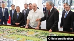 Александр Лукашенко и Даниил Урицкий. Фото размещено на официальном сайте президента Беларуси.