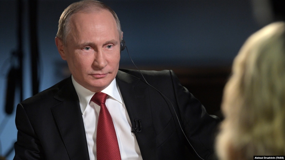 Россия Президенти Владимир Путин 3 июнь куни Санкт-Петербург халқаро иқтисодий форуми чоғида АҚШнинг NBC News бошловчиси Мегин Келлига интервью бермоқда.