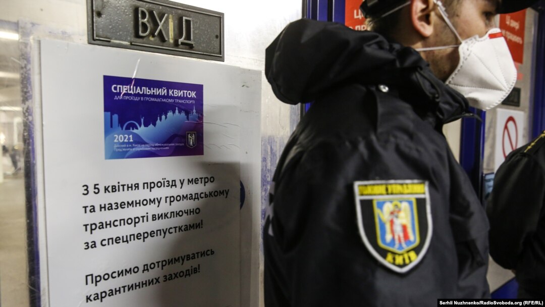 За словами мера, у першу чергу перепустки отримали медпрацівники, рятувальники, працівники комунальної, транспортної та соціальної сфер, працівники торгівлі та військові
