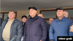 Абхазький лідер Аслан Бжанія (в центрі) виступив перед своїми прихильниками зі свого рідного прибережного села Тамиш, що за 40 кілометрів від Сухумі