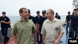 Дмитро Медведєв і Володимир Путін гуляють Севастополем, архівне фото