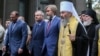 В первом ряду справа налево: глава УПЦ (Московского патриархата) Онуфрий (Березовский), народные депутаты от «Опоблока» Вадим Новинский, Александр Вилкул и Михаил Добкин во время шествия в Киеве, 27 июля 2017 года