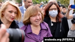 Прэзыдэнт Беларускага ПЭН-цэнтру Сьвятлана Алексіевіч перад наведваньнем Сьледчага камітэту. Менск, 26 жніўня 2020 году.