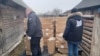Загалом, повідомляє СБУ, в ході слідчих дій в Рівненській та Волинській областях вилучили 75 тисяч пачок цигарок з Білорусі, бурштин-сирець вагою в майже 5 кілограмів, а також блокували протиправне переправлення через митну територію 225 пачок цигарок
