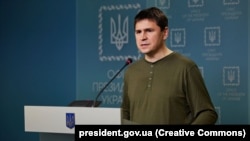 Михайло Подоляк додав, що «обхід санкцій дозволяє постачальникам заробляти більше, аніж вони заробляли, коли торгували з Російською Федерацією напряму»