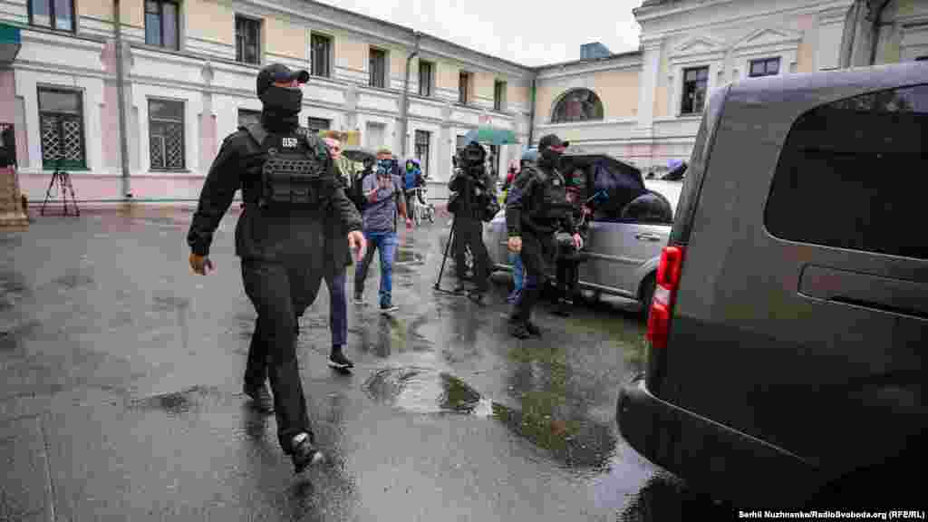 ДБР викликало Петра Порошенка на допит 26 травня як свідка в межах провадження. Досліджуються «обставини переміщення через митний кордон України з приховуванням від митного контролю колекції культурних цінностей, яка складається із 43 картин всесвітньо відомих художників», стверджують в Державному бюро розслідувань