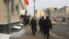 Собрание мигрантов у здания посольства Кыргызстана