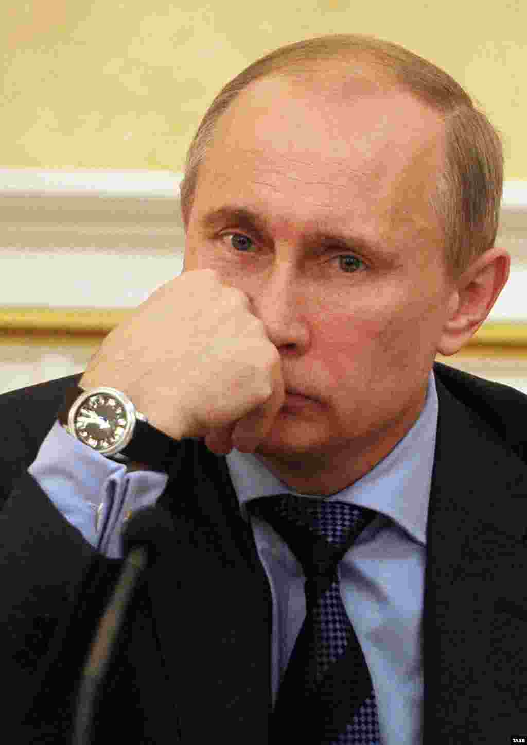 Путин соҳиби коллексияи соатҳои қимат аст, ки дар миёни онҳо сохтаи Швейсария - Blancpain низ ном бурда мешаванд. Қимати ин коллексия 700 ҳазор доллар гуфта мешавад