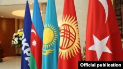 Түркітілдес елдері ынтымақтастық кеңесіне мүше мемлекеттердің тулары (Көрнекі сурет).