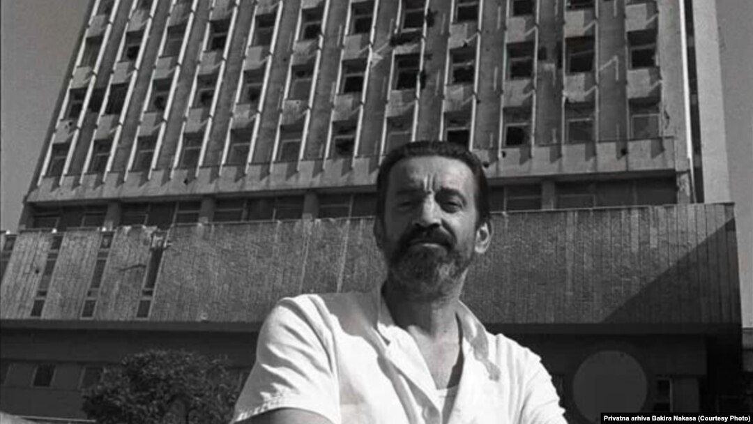 Dr Bakir Nakaš ispred Opće bolnice, ratni snimak