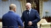 «Це небезпечно, це не вітається. Я зараз приїду, і певні ЗМІ будуть на мене бруд лити, – каже «слуга народу» Шевченко. – Але люди повинні бачити когось, хто не боїться, хто веде за собою і показує інший шлях»