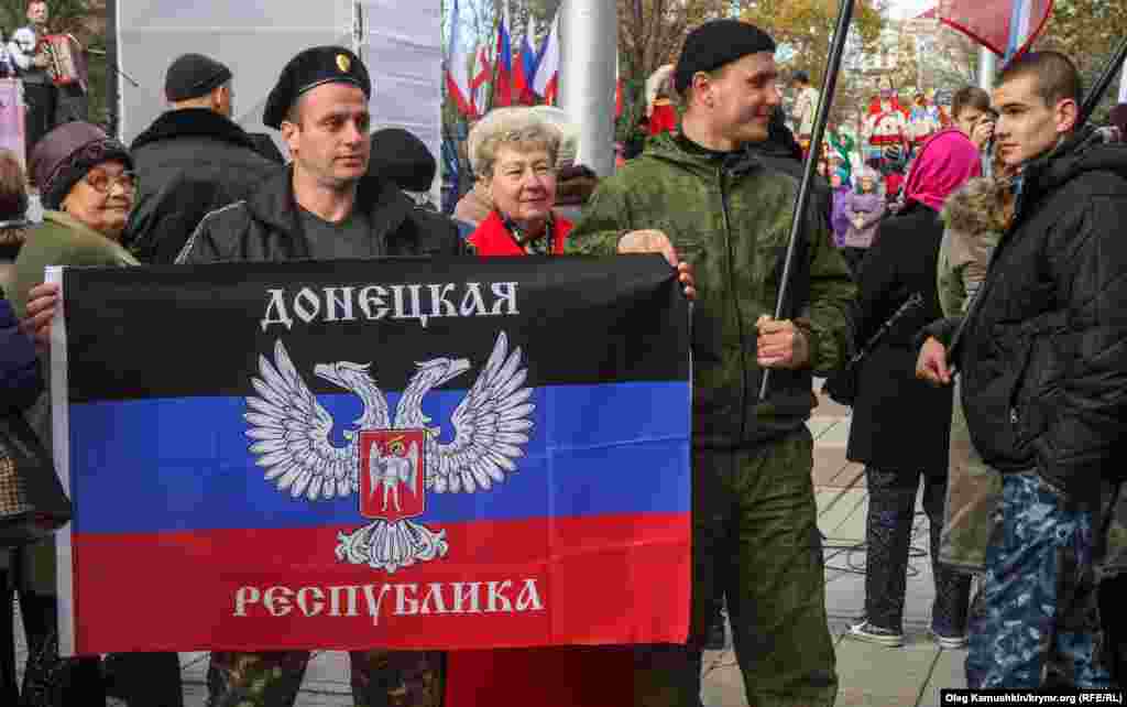 На мітингу були присутні люди з прапорами угруповання «ДНР», яка в Україні визнана терористичною організацією