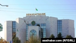 Türkmenistanda telekeçilere ýeňillikli kreditleri bermek bilen Türkmenistanyň üç bankynyň - “Daýhanbank”, “Garagum” hem “Senagat” banklarynyň meşgullanýandyklary türkmen metbugatynda habar berildi. 
