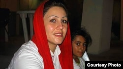 مریم اکبری منفرد، از قدیمی‌ترین زندانیان سیاسی ایران، به همراه دخترش